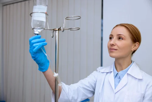 врач устанавливает капельницу для вывода из запоя